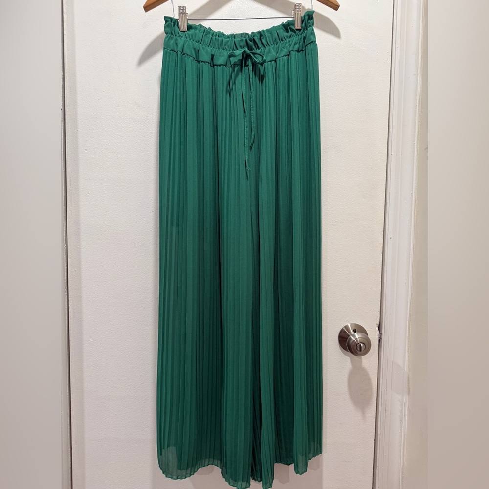 Chic Green Pleated Wide-Leg Trousers